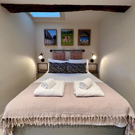 The Lion At West Pennard Otel Dış mekan fotoğraf A bedroom at the hotel