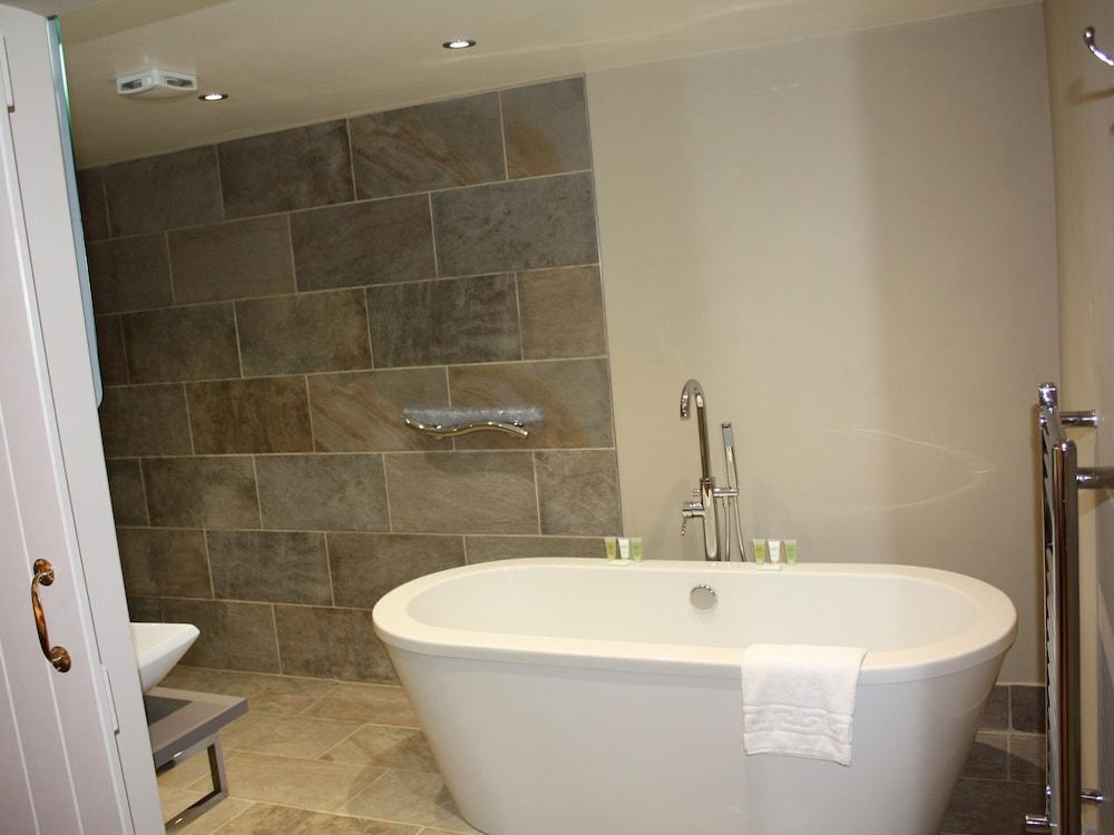 The Lion At West Pennard Otel Dış mekan fotoğraf A freestanding bathtub