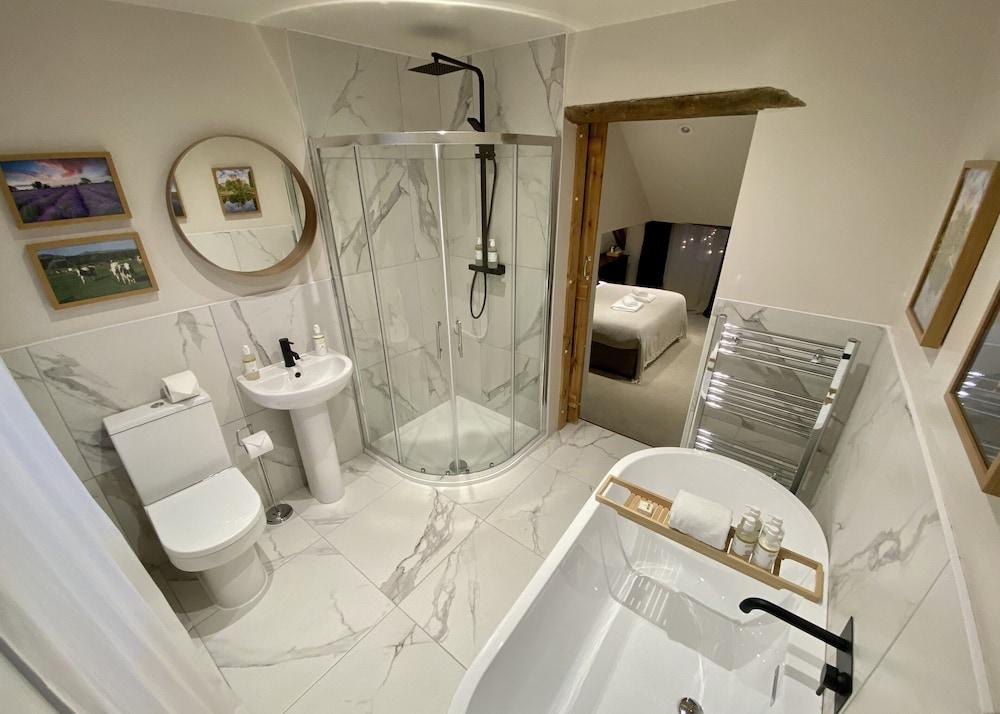 The Lion At West Pennard Otel Dış mekan fotoğraf Bathroom with shower enclosure