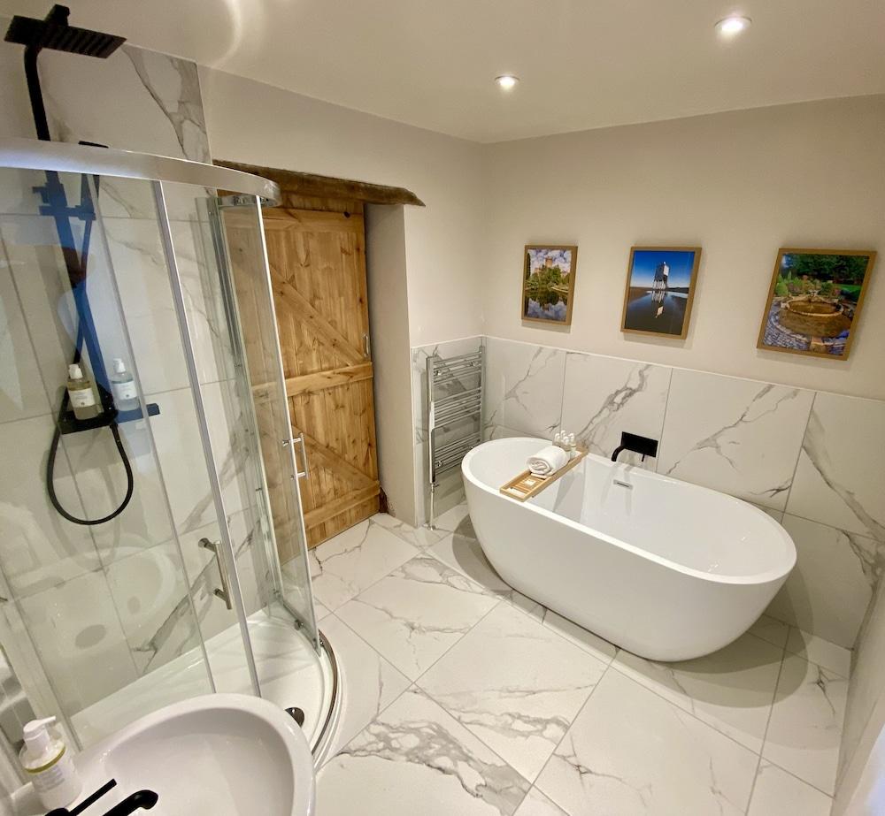 The Lion At West Pennard Otel Dış mekan fotoğraf Bathroom with shower enclosure and freestanding bath