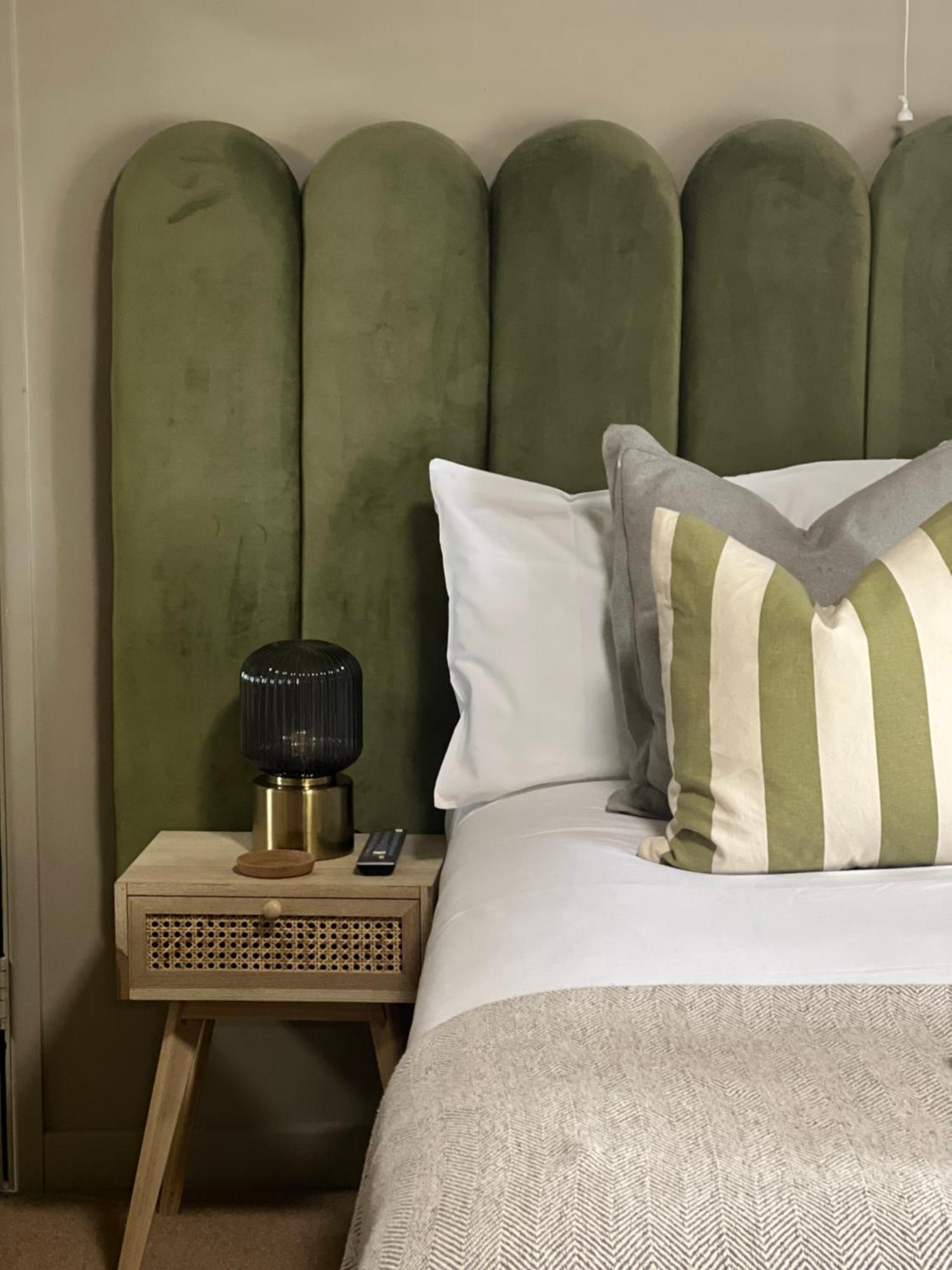 The Lion At West Pennard Otel Dış mekan fotoğraf A bed with a green velvet headboard