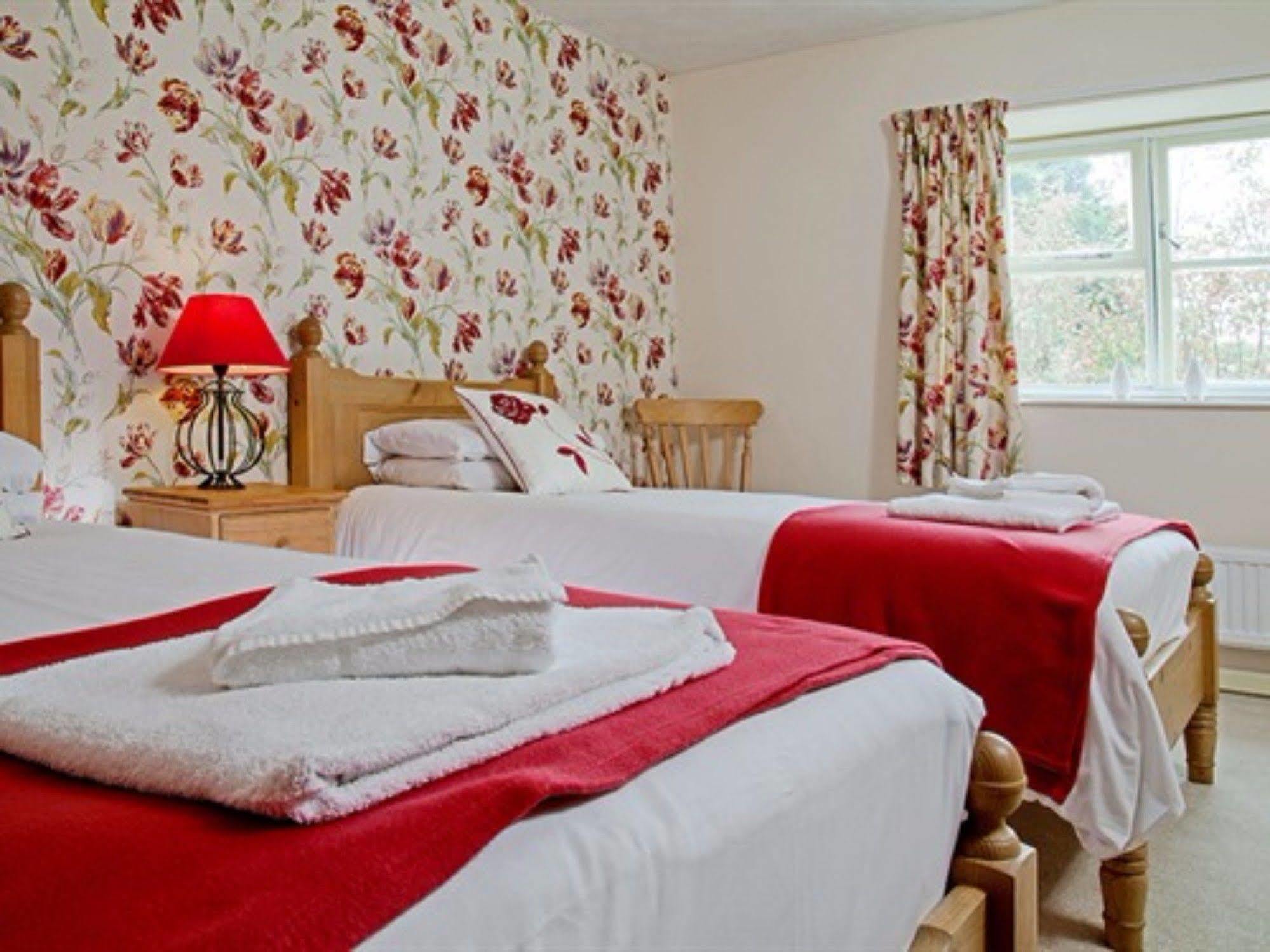 The Lion At West Pennard Otel Dış mekan fotoğraf A typical bedroom at the hotel