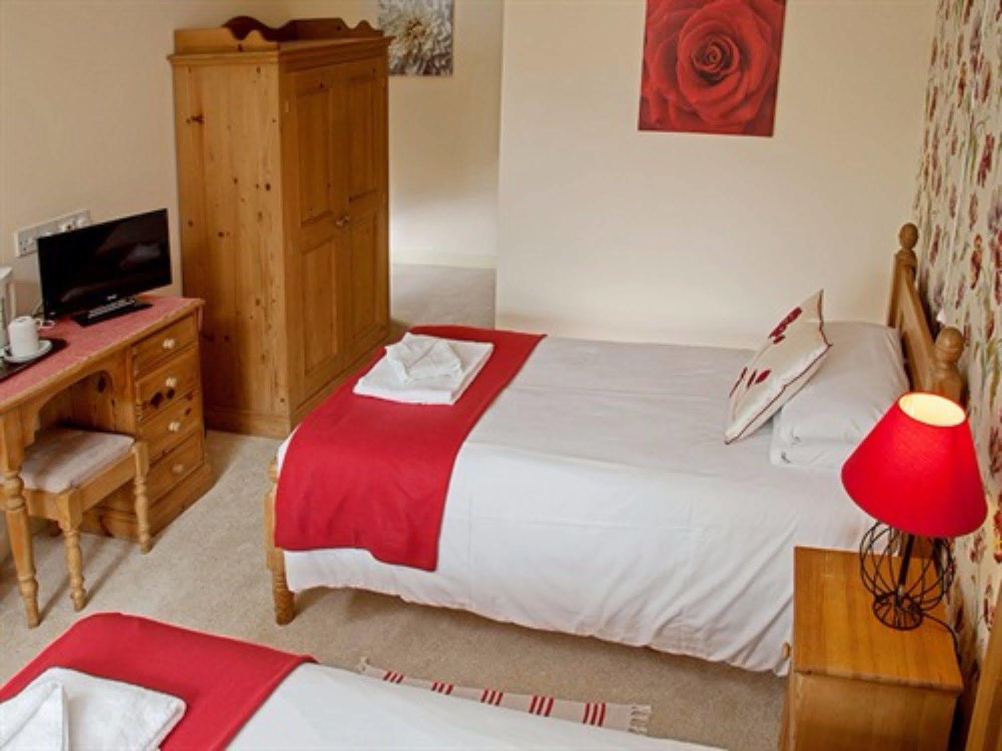 The Lion At West Pennard Otel Dış mekan fotoğraf A typical bedroom at the school